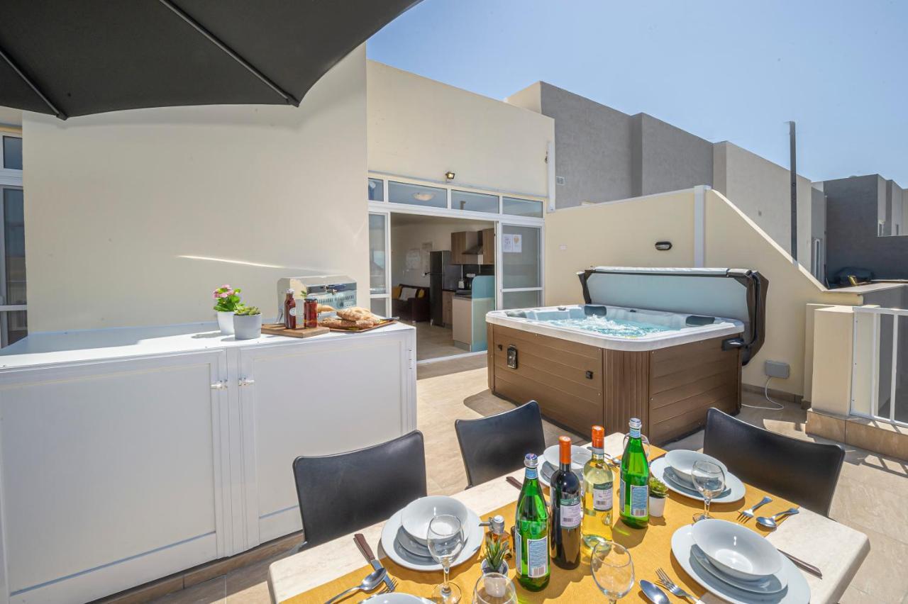 Summer Breeze Penthouse With Private Hot Tub & Terrace With Panoramic Views, By Getawaysmalta Mellieħa Екстериор снимка