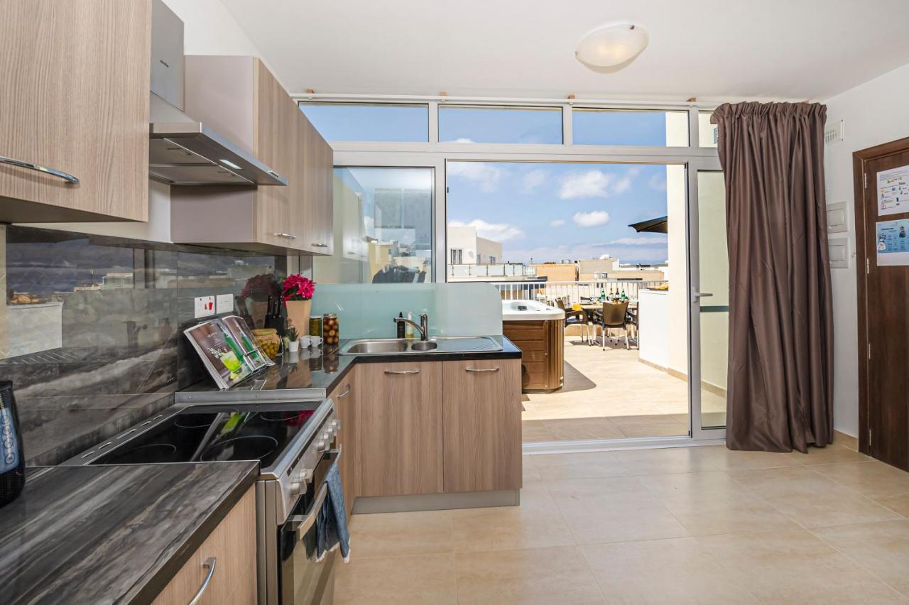 Summer Breeze Penthouse With Private Hot Tub & Terrace With Panoramic Views, By Getawaysmalta Mellieħa Екстериор снимка