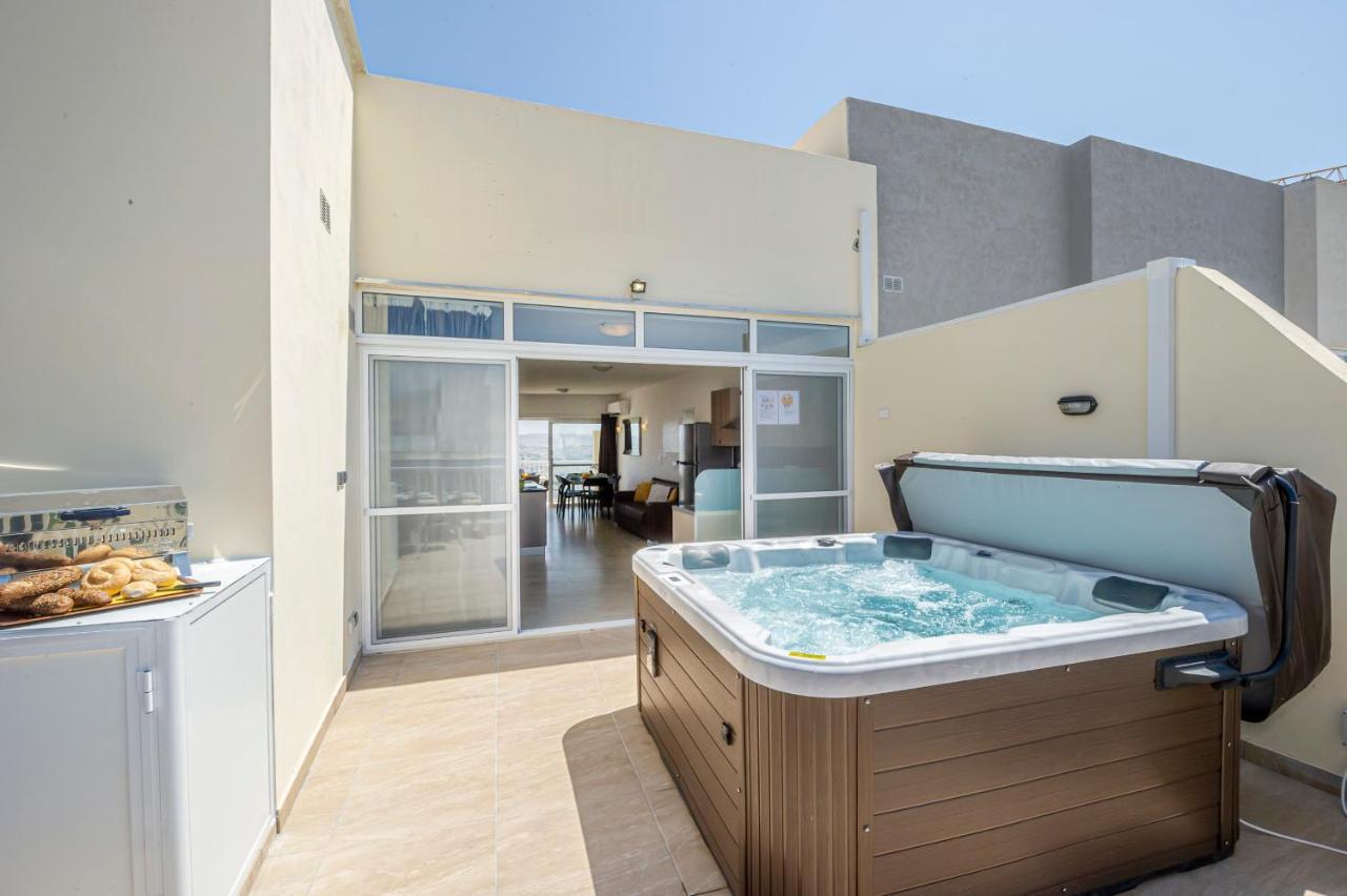 Summer Breeze Penthouse With Private Hot Tub & Terrace With Panoramic Views, By Getawaysmalta Mellieħa Екстериор снимка