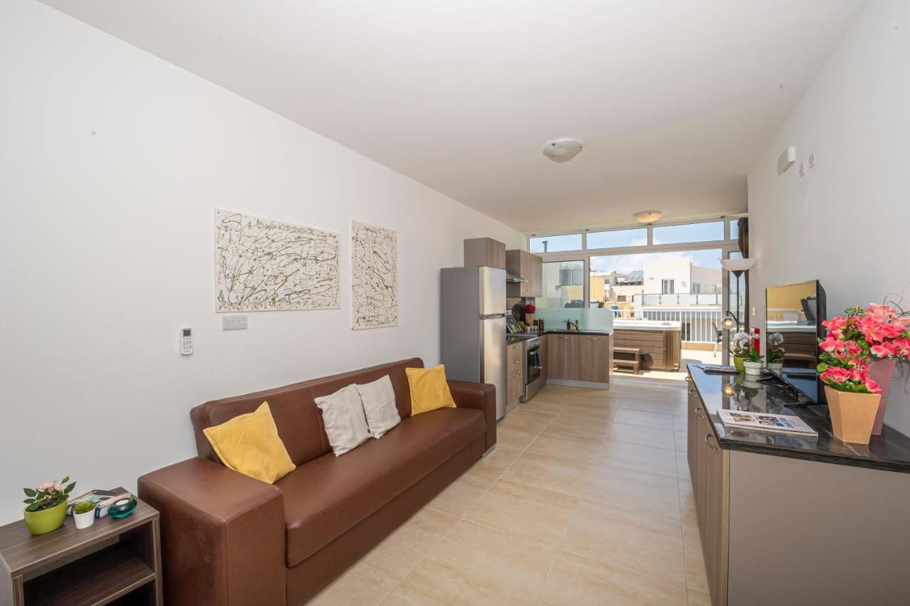 Summer Breeze Penthouse With Private Hot Tub & Terrace With Panoramic Views, By Getawaysmalta Mellieħa Екстериор снимка