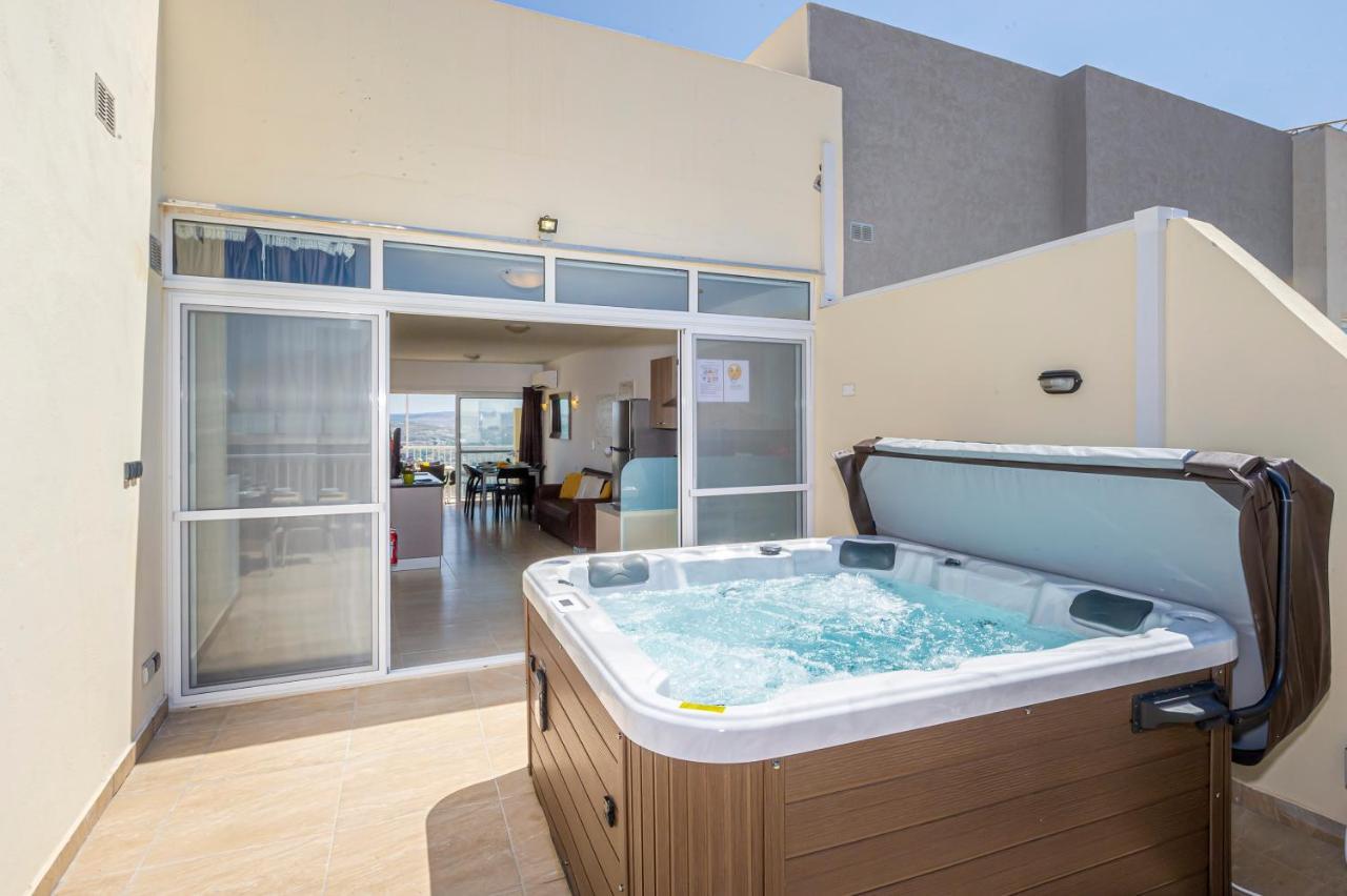 Summer Breeze Penthouse With Private Hot Tub & Terrace With Panoramic Views, By Getawaysmalta Mellieħa Екстериор снимка